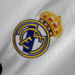 camiseta real madrid 2025 escudo