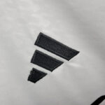 camiseta real madrid 2025 logo