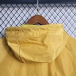 cortavientos barcelona gorra trasera