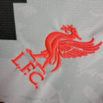 liverpool camiseta 2025 escudo