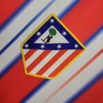 camiseta atletico de madrid 2025 escudo