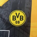 camiseta dortmund 2025 escudo