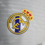 camiseta real madrid mbappe escudo