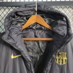 chaqueta negra barcelona capucha por dentro