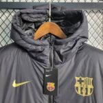 chaqueta negra barcelona capucha