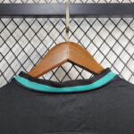 liverpool camiseta negra cuello anterior