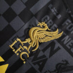 liverpool camiseta negra escudo