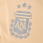camiseta argentina entreno beige escudo