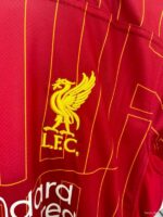 camiseta liverpool 2025 escudo