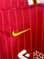 camiseta liverpool 2025 logo