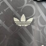 camiseta real madrid negra logo