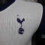 camiseta tottenham 2025 escudo