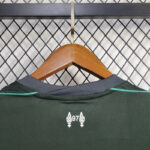 segunda camiseta liverpool 2025 cuello anterior