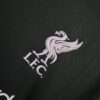 segunda camiseta liverpool 2025 escudo