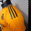 segunda camiseta real madrid hombro