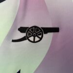 tercera camiseta arsenal 2025 escudo