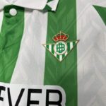 Camiseta-conjunto-niños-real-betis-primera-equipacion-2024-2025-escudo