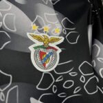 Camiseta-de-entrenamiento-previa-al-partido-Benfica-2024-2025-escudo