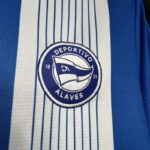 Camiseta-deportivo-alaves-primera-equipacion-2024-2025-escudo