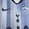 Camiseta-especial-travis-scott-Tottenham-Hotspur-2024-2025-escudo