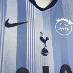 Camiseta-especial-travis-scott-Tottenham-Hotspur-2024-2025-escudo