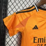 Camiseta-segunda-equipacion-Real-Madrid-niños-2024-2025-puño-derecho