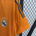 Camiseta-tercera-equipacion-Real-Madrid-Retro-2013-2014-puño