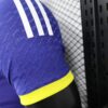 Camiseta-version-jugador-Real-Madrid-azul-2024-2025-puño-izquierdo