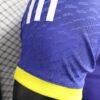 Camiseta-version-jugador-Real-Madrid-azul-2024-2025puño-derecho
