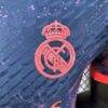 Camiseta-version-jugador-edicion-especial-Real-Madrid-2024-2025-escudo
