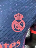Camiseta-version-jugador-edicion-especial-Real-Madrid-2024-2025-escudo