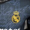 Camiseta-version-jugador-edicion-especial-Real-Madrid-2024-2025-escudo