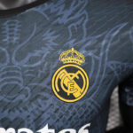Camiseta-version-jugador-edicion-especial-Real-Madrid-2024-2025-escudo