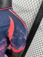 Camiseta-version-jugador-edicion-especial-Real-Madrid-2024-2025-puño-izquierdo