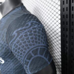 Camiseta-version-jugador-edicion-especial-Real-Madrid-2024-2025-puño-izquierdo