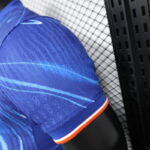 Camiseta-version-jugador-primera-equipacion-chelsea-2024-2025-puño-izquierdo