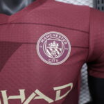 Camiseta-version-jugador-tercera-equipacion-Manchester-city-2024-2025-escudo
