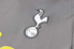 Conjunto-de-entrenamiento-tottenham-2024-2025-escudo