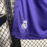 Pantalon-corto-edicion-especial-Real-Madrid-2024-2025-escudo