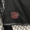 Pantalon-corto-primera-equipacion-Bayer-Leverkusen-2024-2025-escudo