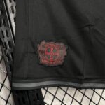 Pantalon-corto-primera-equipacion-Bayer-Leverkusen-2024-2025-escudo