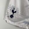 Pantalon-corto-primera-equipacion-Tottenham-2023-2024-escudo