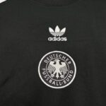 camiseta alemania prepartido escudo