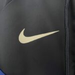 cortaviento barcelona capucha logo 2024