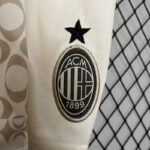 edicion-especial-AC-milan-para-niños-2024-2025-escudo