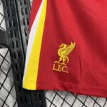 pantalon corto liverpool escudo 2024