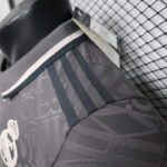 real madrid camiseta negro y blanco hombro