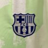 tercera camiseta barcelona 2025 escudo