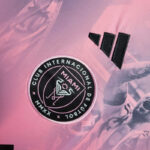 Camiseta-Inter-Miami-edicion-especial-Messi-2024-2025-escudo