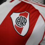 Camiseta-River-plate-primera-equipacion-version-jugador-2024-2025-escudo